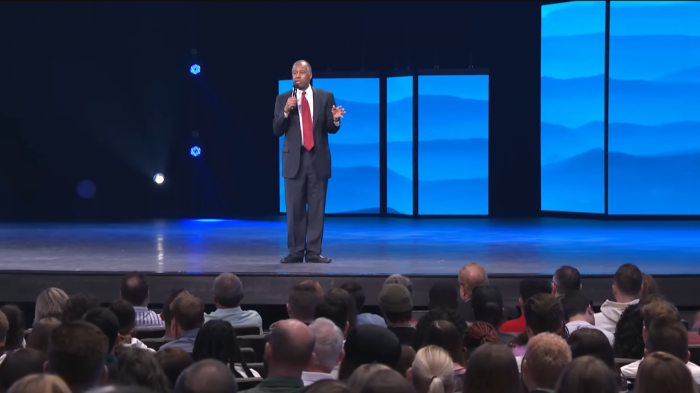 Le neurochirurgien et ancien secrétaire du ministère du Logement et du Développement urbain, le Dr Ben Carson, s'exprimant à l'église Gateway le 3 avril 2022.