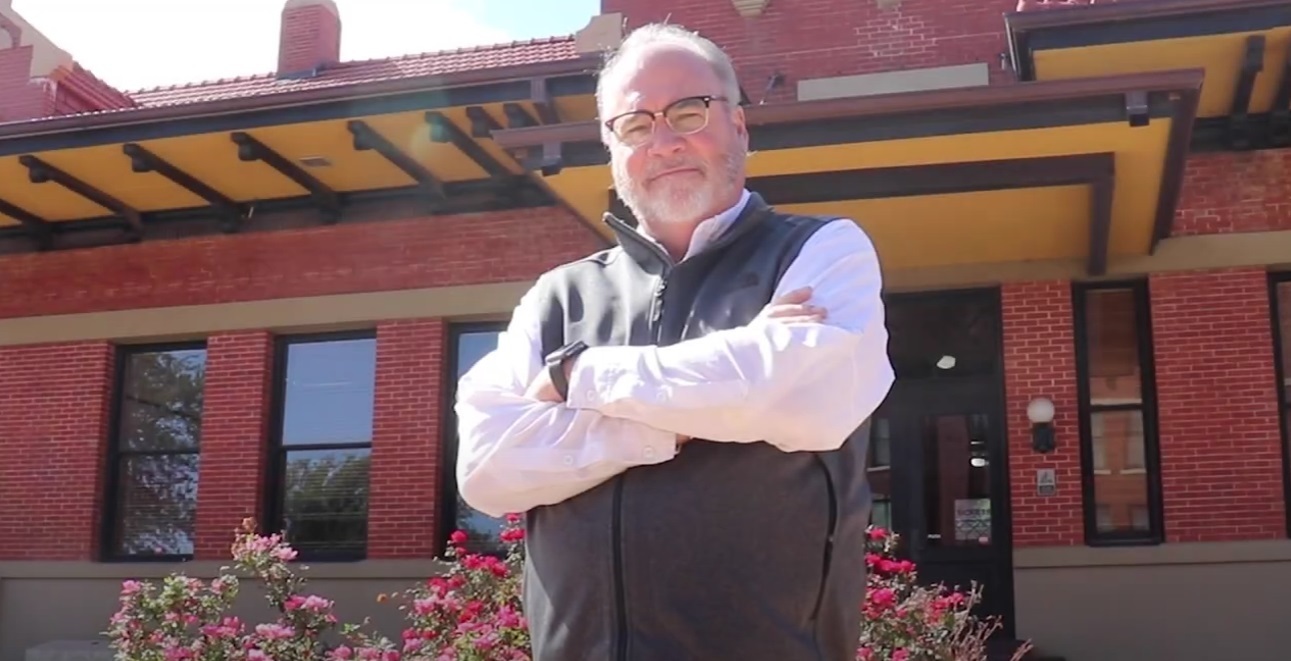 Un pasteur du Texas condamné à une amende de 3 500 $ pour des dons d'églises à sa campagne pour le conseil municipal