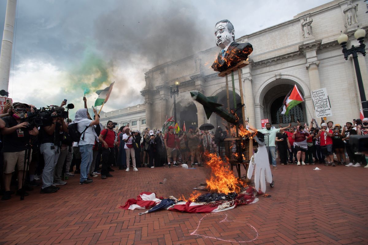 Les républicains de la Chambre des représentants remplacent les drapeaux américains retirés par les manifestants anti-israéliens à Union Station