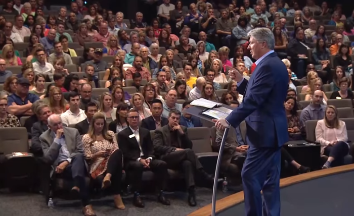 Robert Morris, pasteur fondateur de l'église Gateway à Southlake, au Texas, s'adresse à la congrégation le 14 octobre 2017.