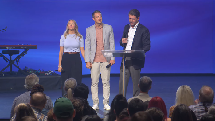 James et Bridgette Morris (à gauche), le fils et la belle-fille du fondateur de l'église Gateway, Robert Morris, reçoivent une ovation debout des paroissiens le dimanche 28 juillet 2024.