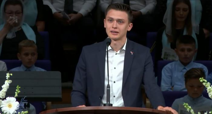 Michael Stavkovy, le frère aîné de feu Matthiew Stavkovy, 13 ans, pleure alors qu'il lit l'histoire de sa vie sur son cercueil ouvert à l'église Way To Salvation à Kent, Washington.
