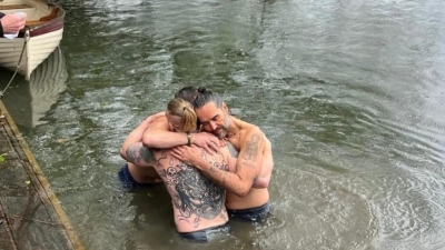 L'animateur de télévision et auteur Bear Grylls a aidé avec un autre ami au baptême du comédien et acteur Russell Brand dans la Tamise le 28 avril 2024.