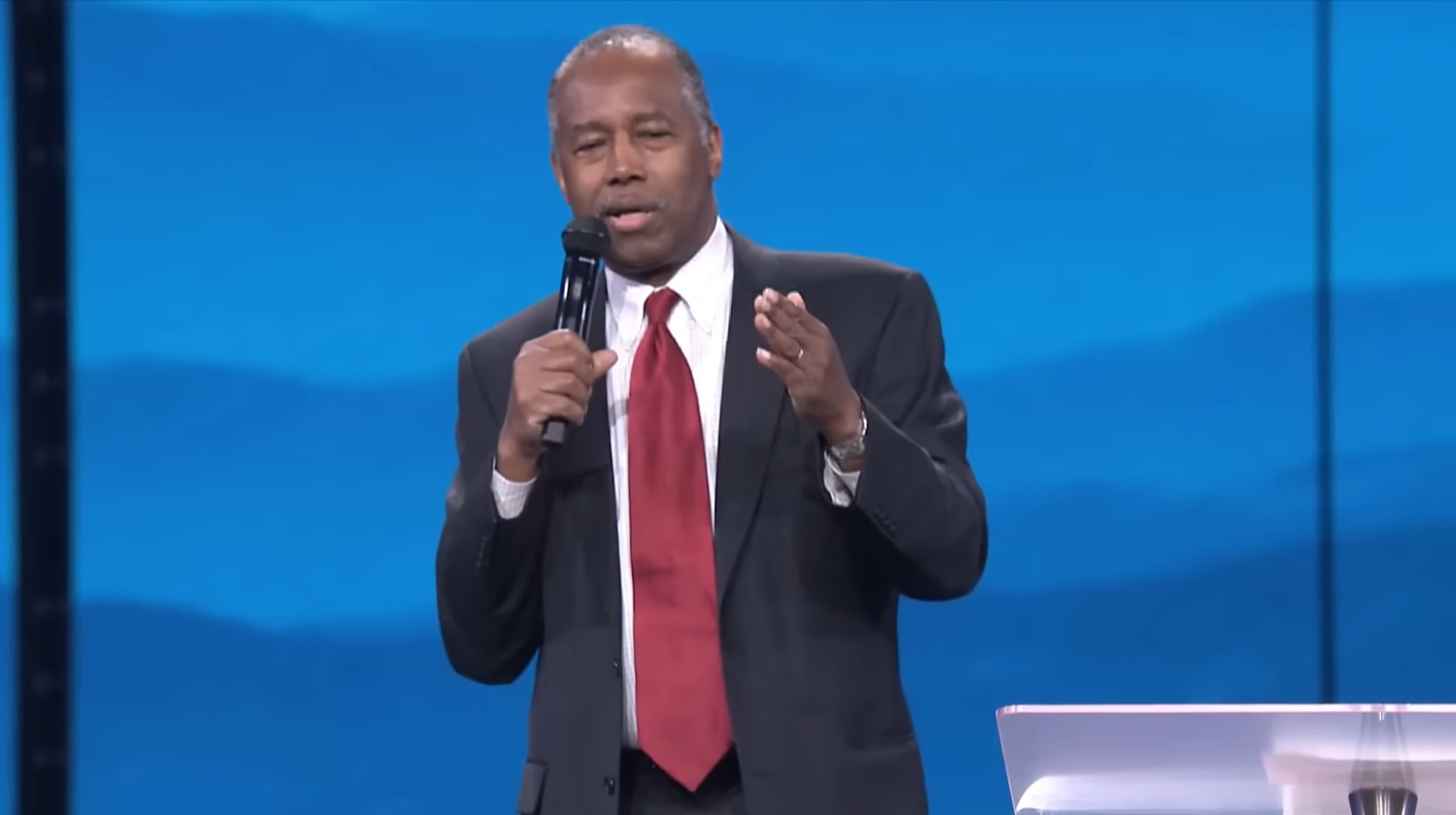 Joyce Meyer, une survivante, et le Dr Ben Carson se retirent de la série Gateway Church après des allégations d'abus sexuels sur mineurs contre Robert Morris