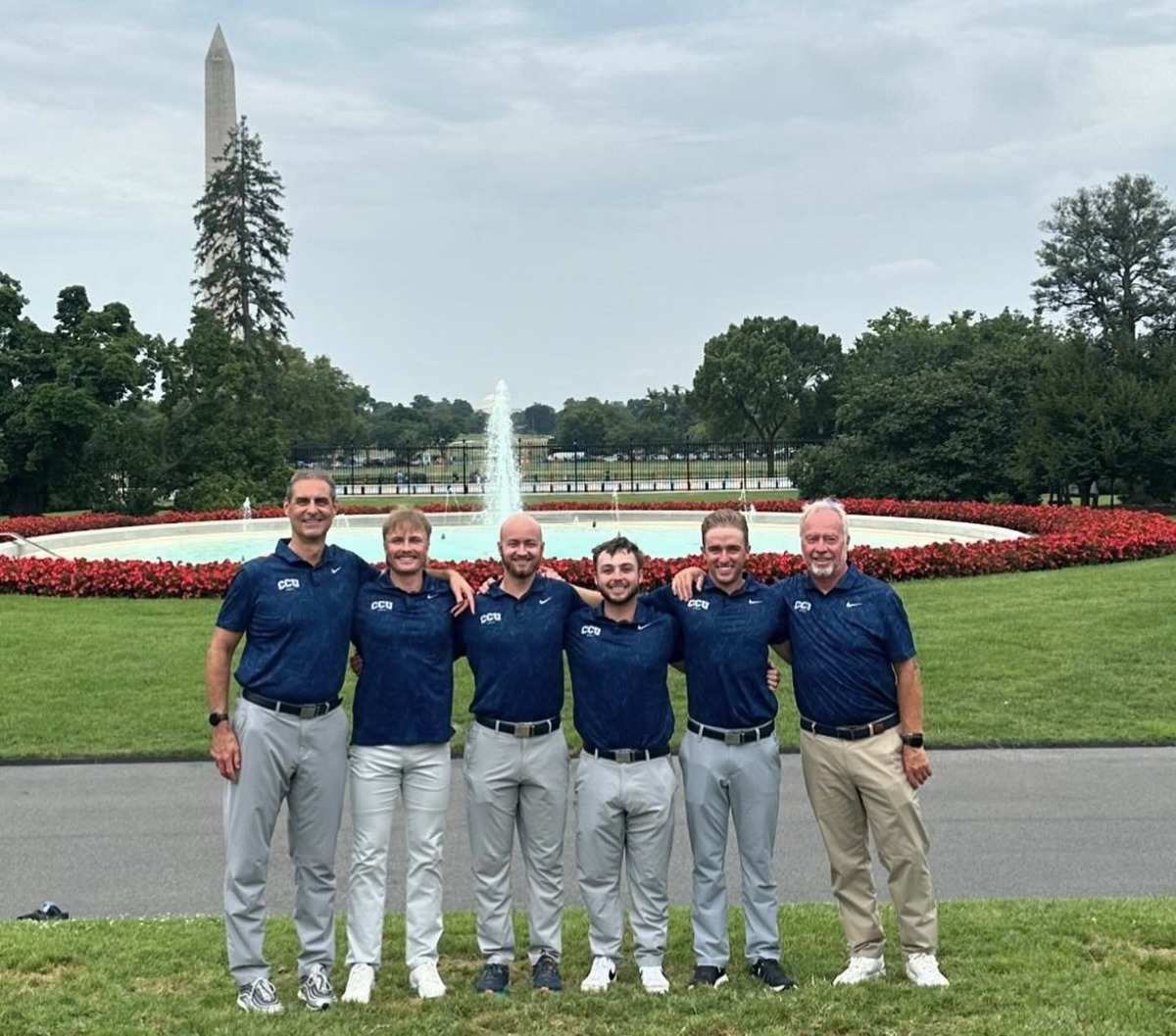 L'équipe de golf de l'Université chrétienne du Colorado célèbre sa victoire au championnat avec une visite à la Maison Blanche