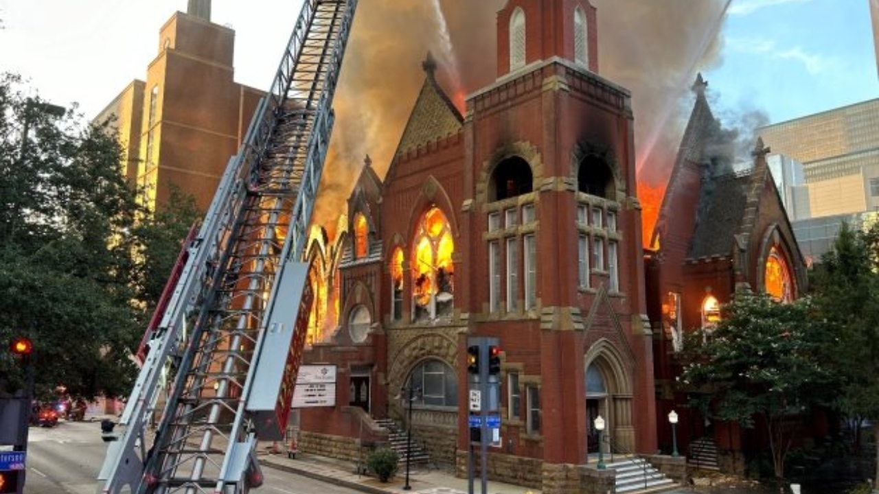 La First Baptist de Dallas obtient l'autorisation de tenter de sauver l'extérieur de l'église historique après un incendie
