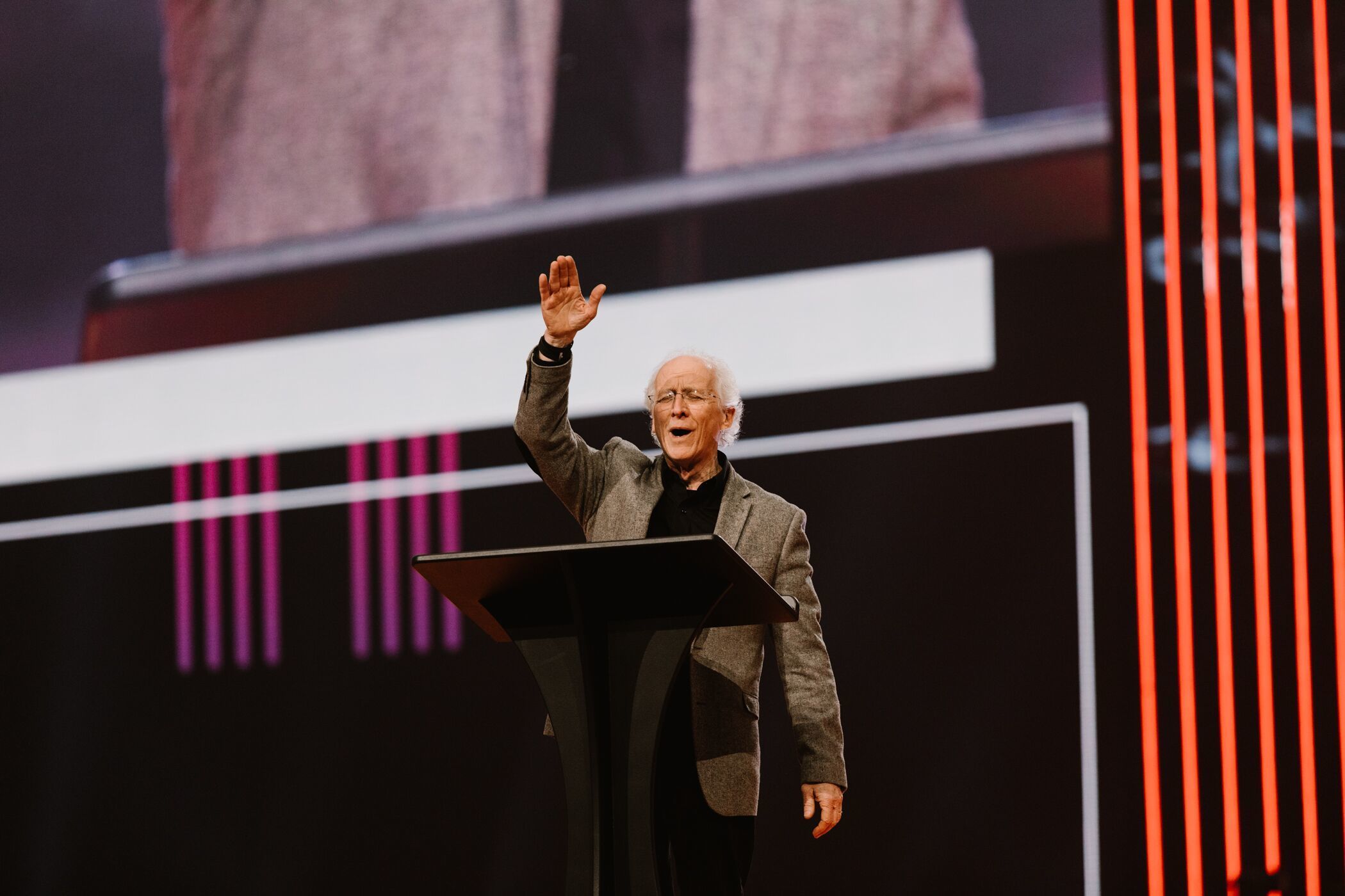 Les pasteurs célibataires peuvent-ils sortir avec des membres de leur congrégation ? John Piper répond
