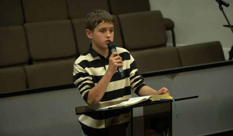 Un prédicateur en herbe de 13 ans qui vivait pour la « gloire de Dieu » a été tué devant une caméra