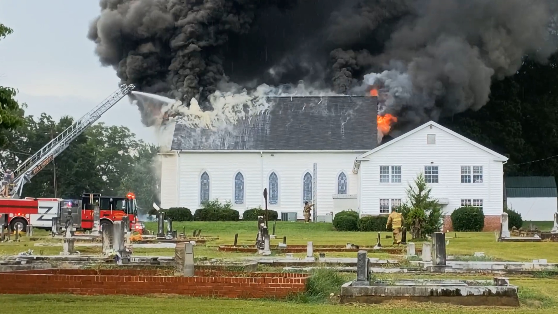 Une église vieille de 200 ans détruite par un incendie après un coup de foudre