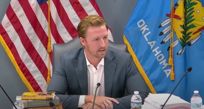 Le surintendant de l'instruction publique de l'Oklahoma, Ryan Walters, s'exprimant lors d'une conférence de presse en juin 2024.
