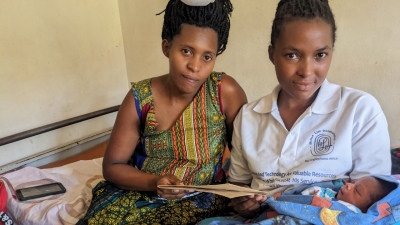 Laurence (à gauche) avec sa fille Keilla et un membre du personnel de HLI Rwanda.
