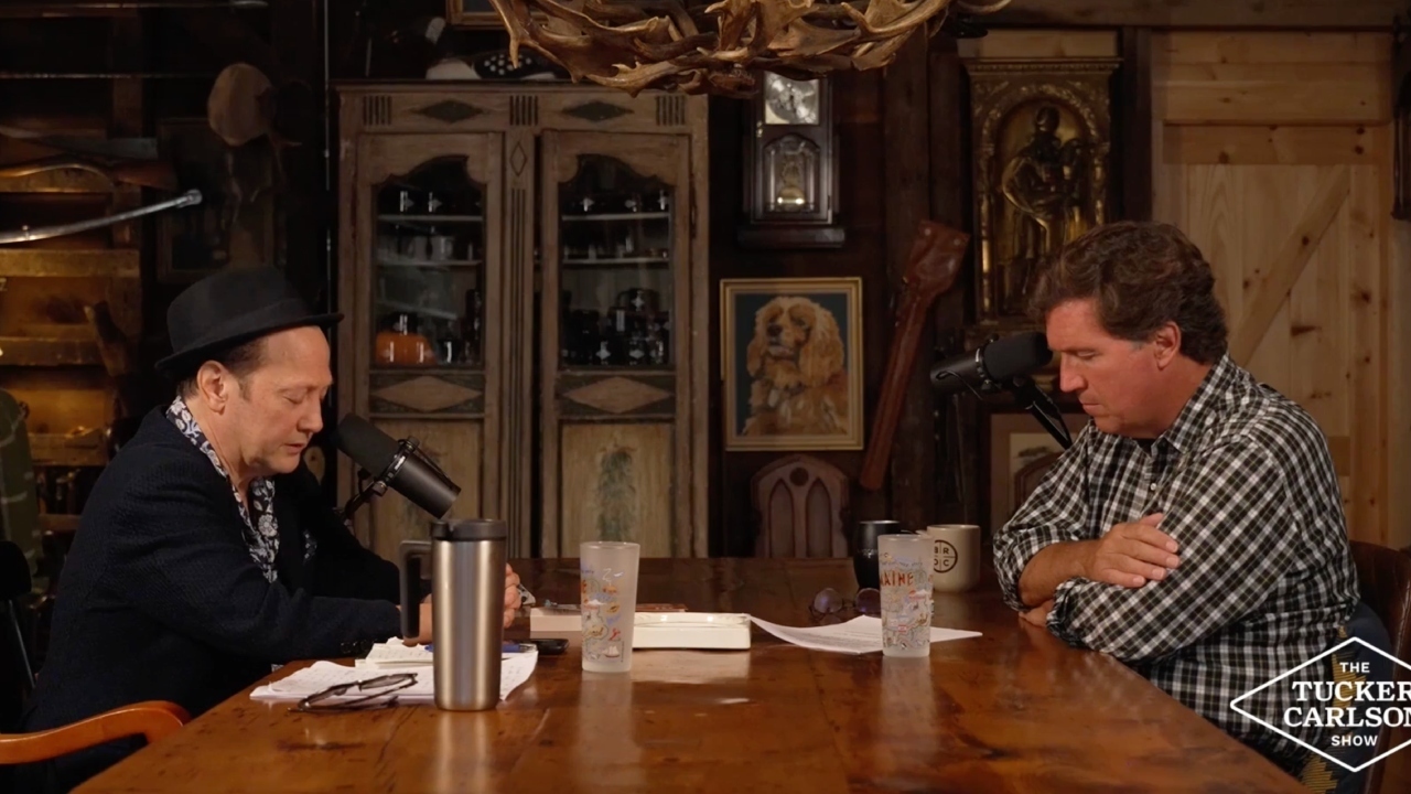 Rob Schneider et Tucker Carlson prient ensemble pour leurs filles et leur pays : « Protégez vos enfants »