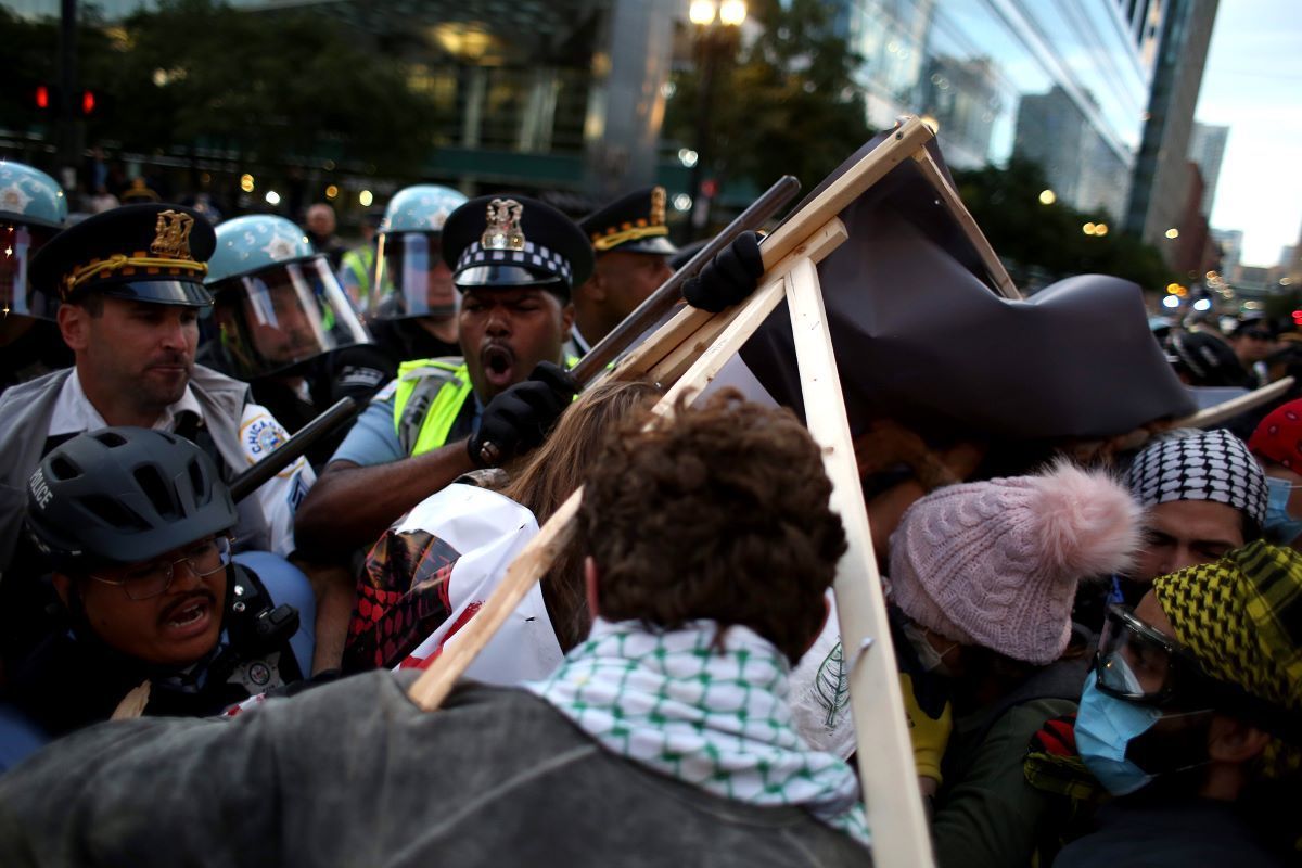 Des militants anti-israéliens affrontent la police près du DNC ; plus de 70 personnes sont arrêtées