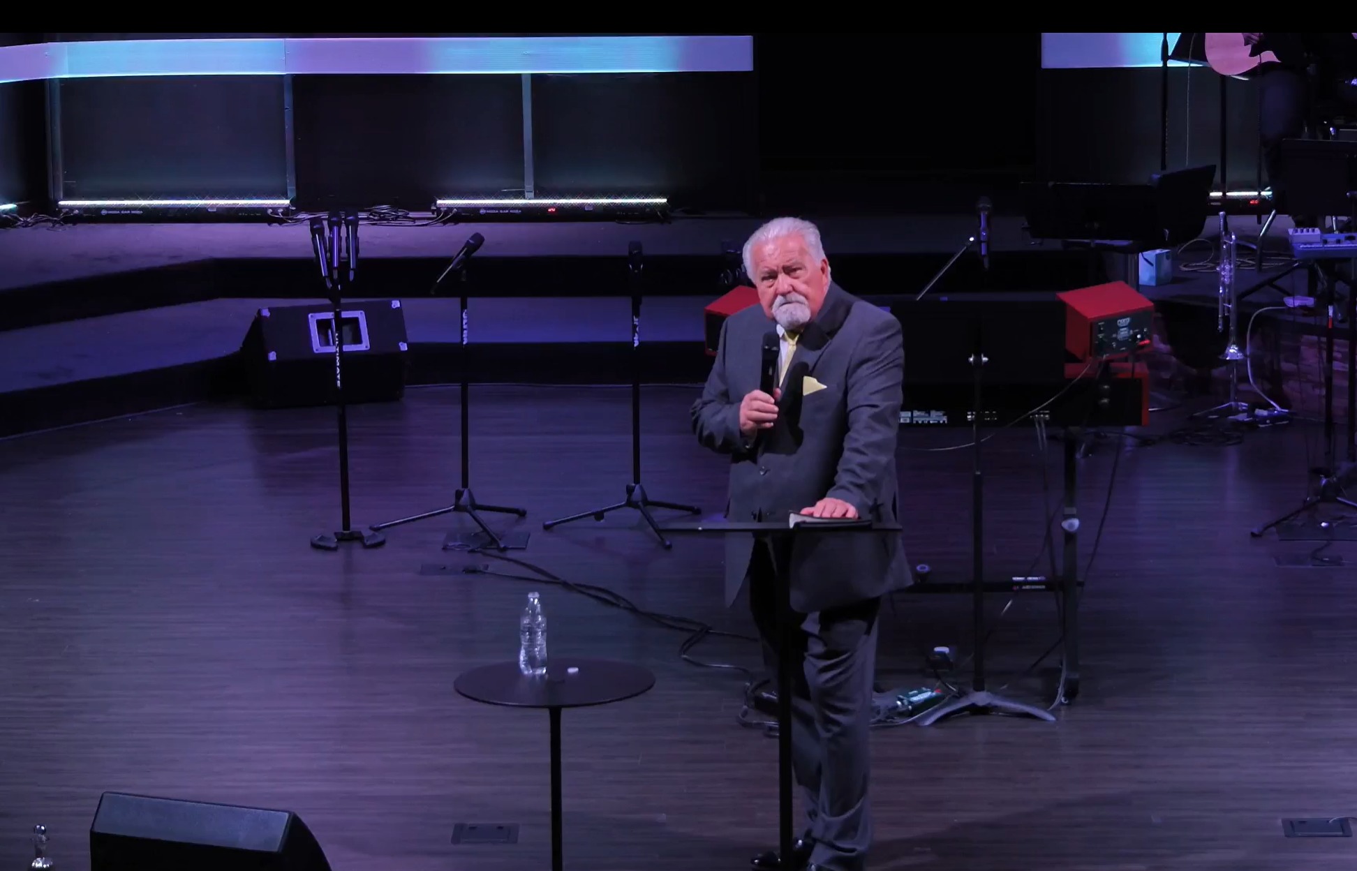 Des centaines de personnes assistent à la cérémonie de prière pour le pasteur dont le petit-fils a tué sa femme et ses enfants