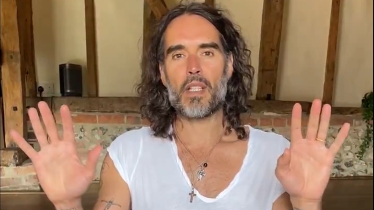 Russell Brand critique la « décadence » de la cérémonie d'ouverture des Jeux olympiques et partage son verset biblique préféré