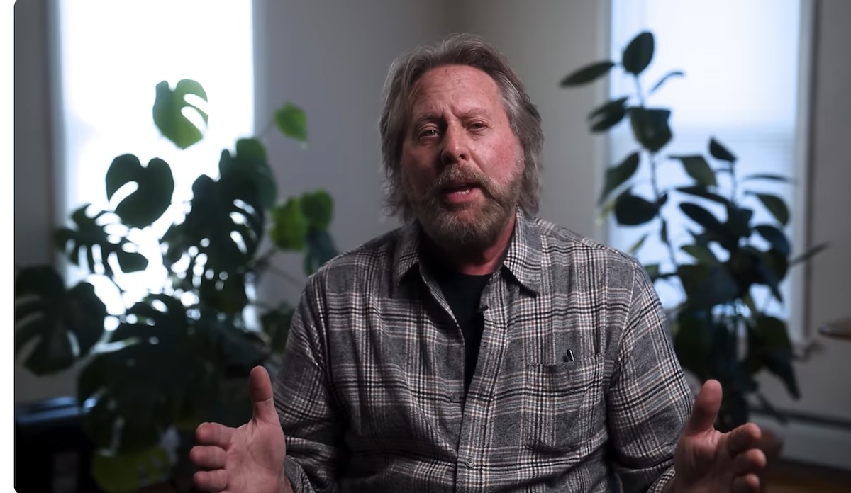 Un ancien hippie devient croyant né de nouveau après avoir trouvé une brochure sur la Bonne Nouvelle dans les toilettes des hommes