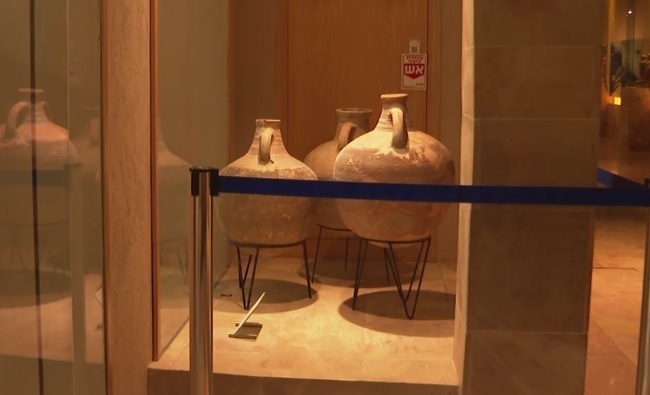 Un enfant israélien casse accidentellement une rare cruche de l'âge du bronze vieille de 3 500 ans lors d'une visite au musée de Haïfa