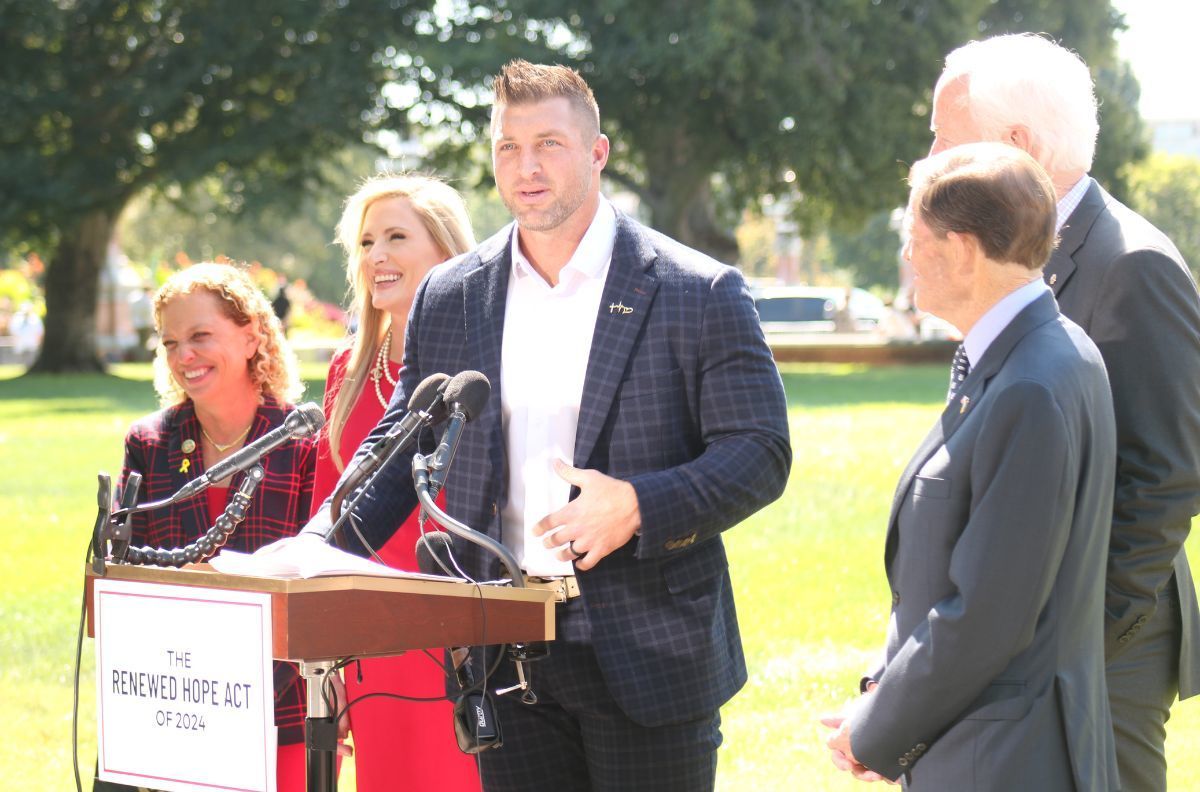 « Ils pleurent » : Tim Tebow dévoile un nouvel effort pour lutter contre les abus sexuels sur mineurs