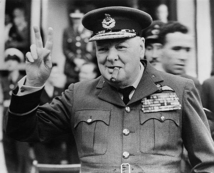 Winston Churchill (1874-1965) fait son célèbre signe V lors de l'inauguration du nouveau quartier général du 615e escadron (comté de Surrey) de la RAAF (Royal Auxiliary Air Force) à Croydon, en 1948.