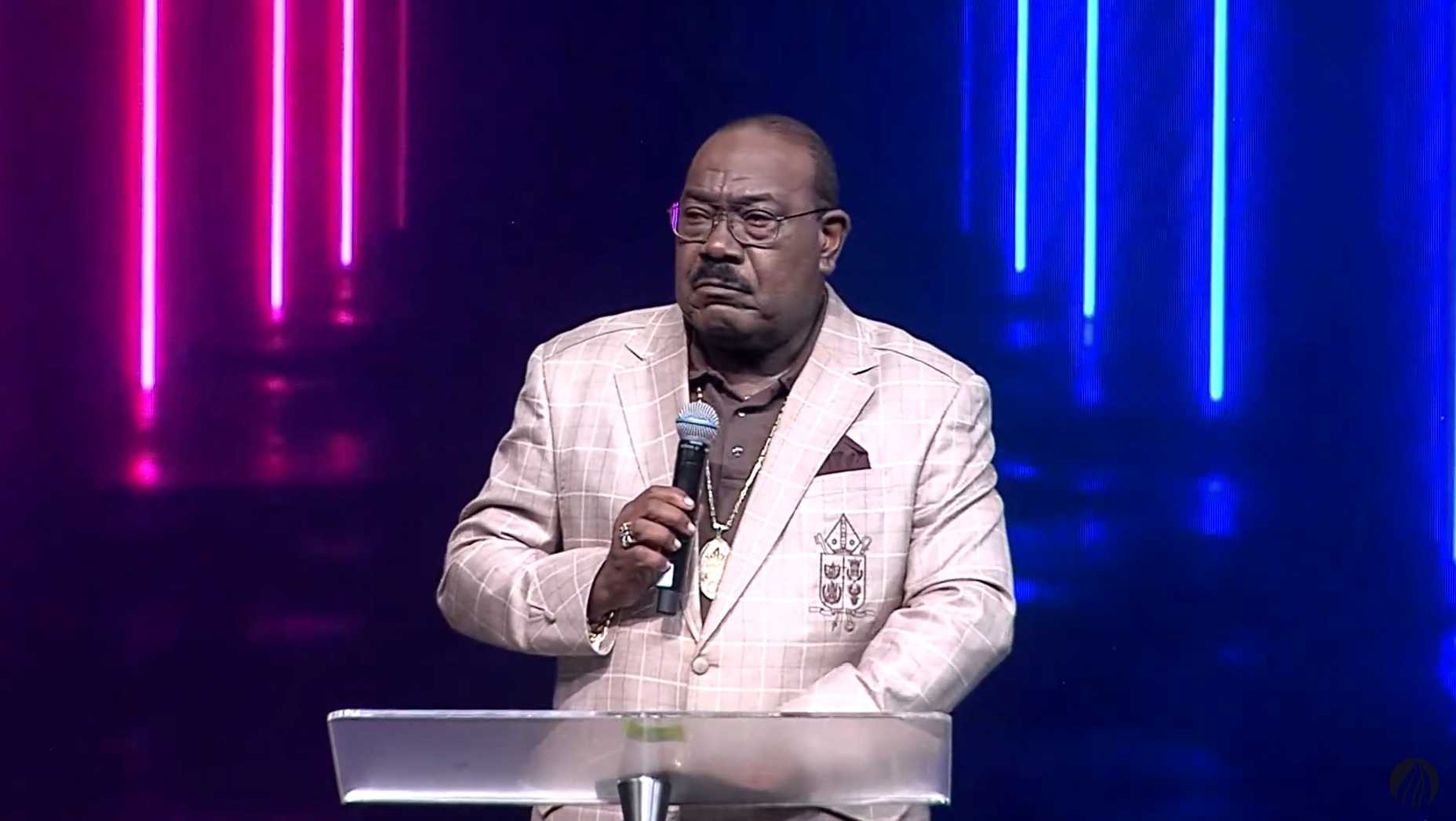 IV Hilliard, fondateur de Megachurch, déclare : « J'aime ma femme » après qu'elle a révélé une tête meurtrie
