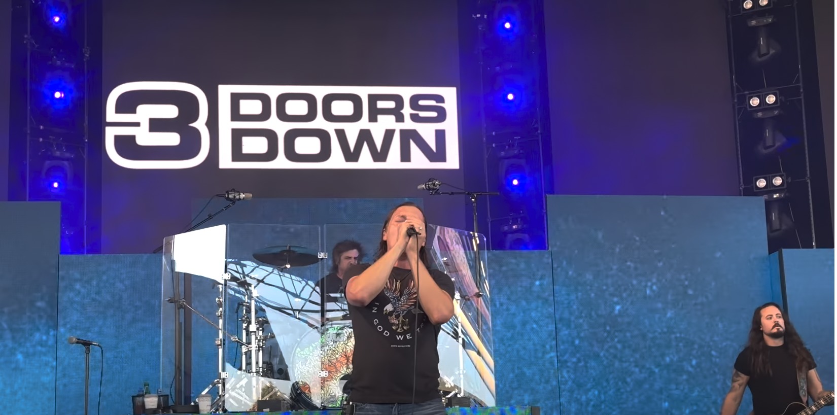 Le chanteur de 3 Doors Down arrête son concert pour partager l'Évangile avec des milliers de personnes : « Jésus-Christ vous aime »
