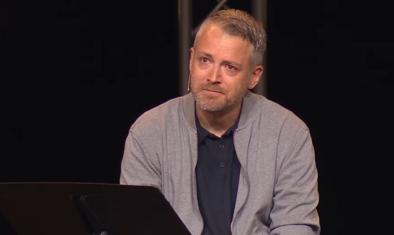 Le chef d'une méga-église pleure après que le pasteur du culte a été surpris en train d'enregistrer dans des toilettes non genrées