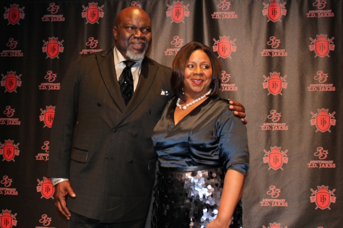 L'évêque TD Jakes et son épouse, Serita, posent pour une photo de famille lors de la célébration du 35e anniversaire de sa mort au AT&T Performing Arts Center/Winspear Opera House le 8 juin 2012, à Dallas, au Texas. L'événement marquait également le 30e anniversaire de mariage du couple.