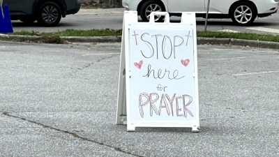 Un panneau à l'extérieur du First Baptist Hendersonville à Hendersonville, en Caroline du Nord, offre la prière aux milliers de résidents locaux qui sont passés par là pour se ravitailler le 30 septembre 2024.