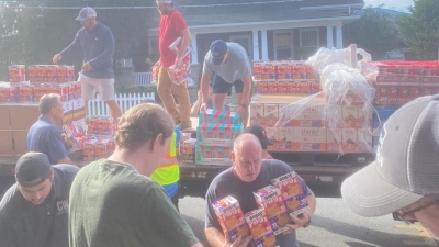Des bénévoles aident à décharger des fournitures à donner aux résidents locaux à la First Baptist Church de Hendersonville, en Caroline du Nord, le 30 septembre 2024.