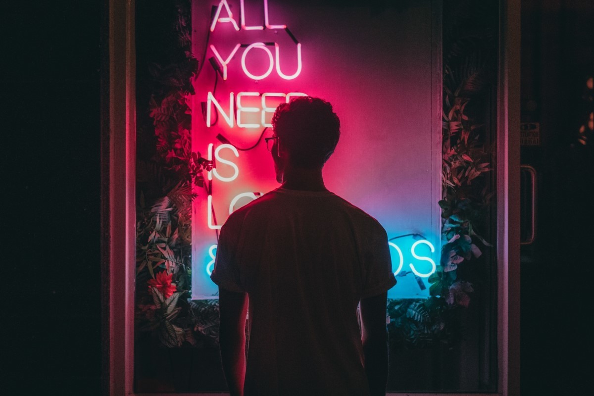 Méfiez-vous de l'ami narcissique : comment repérer la manipulation