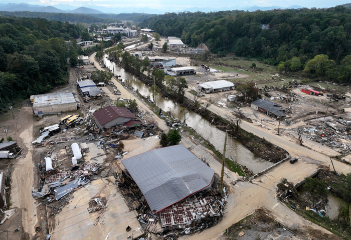 Une vue aérienne des dégâts causés par les inondations causées par l'ouragan Helene le long de la rivière Swannanoa le 3 octobre 2024 à Asheville, en Caroline du Nord. Au moins 200 personnes ont été tuées dans six États à la suite du puissant ouragan qui a touché terre en tant que catégorie 4.