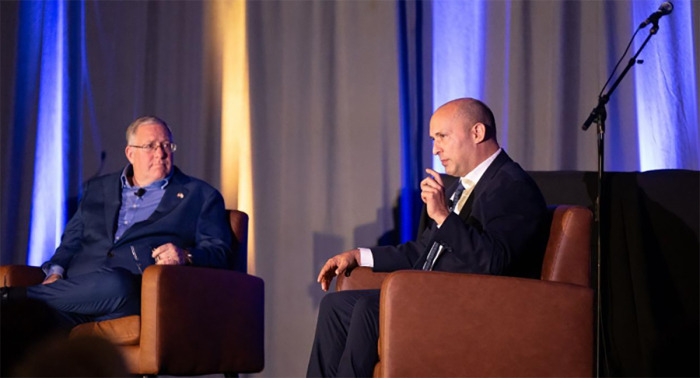 Joel C. Rosenberg accueille l'ancien Premier ministre israélien Naftali Bennett lors du briefing Epicentre à Carlsbad, en Californie, le 26 septembre 2024.