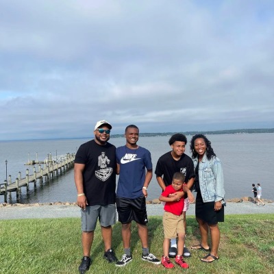 La famille Alston de gauche à droite : Saad Alston, Sr. (à l'extrême gauche), AJ Alston, Isaiah Alston, Krystal Alston et Kristian Alston (au centre).