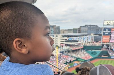 Kristian Alston profite de son premier match de baseball lors d'une journée familiale McLean Faith.