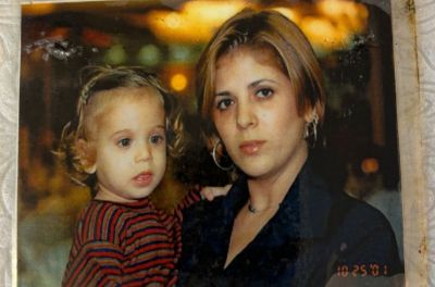 Ron Shemer (à gauche) bébé dans les bras de sa mère, Sigalit Shemer (à droite). Le Hamas a assassiné Ron le 7 octobre 2023, lors du Supernova Music Festival, alors qu'il tentait de protéger ses amis.