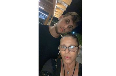 Ron Shermer (à gauche) et sa mère Sigalit Shemer (à droite) prennent un selfie ensemble.