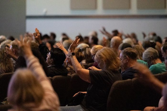 Les participants lèvent la main en prière lors de l'événement « Unmasking Gender Ideology II » à l'église communautaire Burke à Burke, en Virginie, le 6 octobre 2024.