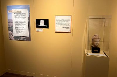 La nouvelle exposition du Musée de la Bible, « Paroles sacrées : Révéler le premier livre hébreu ». À droite, une tête de Bouddha afghane, datant du IIe siècle, présentée au président Kennedy par le roi afghan Mohammed Zahir à la Maison Blanche en 1963.
