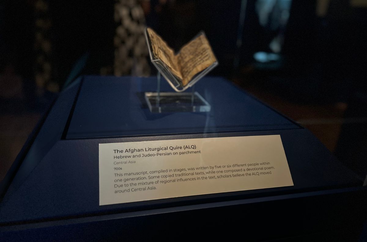 Le plus ancien livre hébreu du monde dévoilé au Musée de la Bible après avoir été découvert dans une grotte en Afghanistan