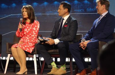 Michele Bachmann (à gauche), Daniel Cohen (au centre) et le pasteur Hamrick (à droite) parlent d'Israël lors d'un panel au sommet Pray Vote Stand à Washington, DC, le 3 octobre 2024.