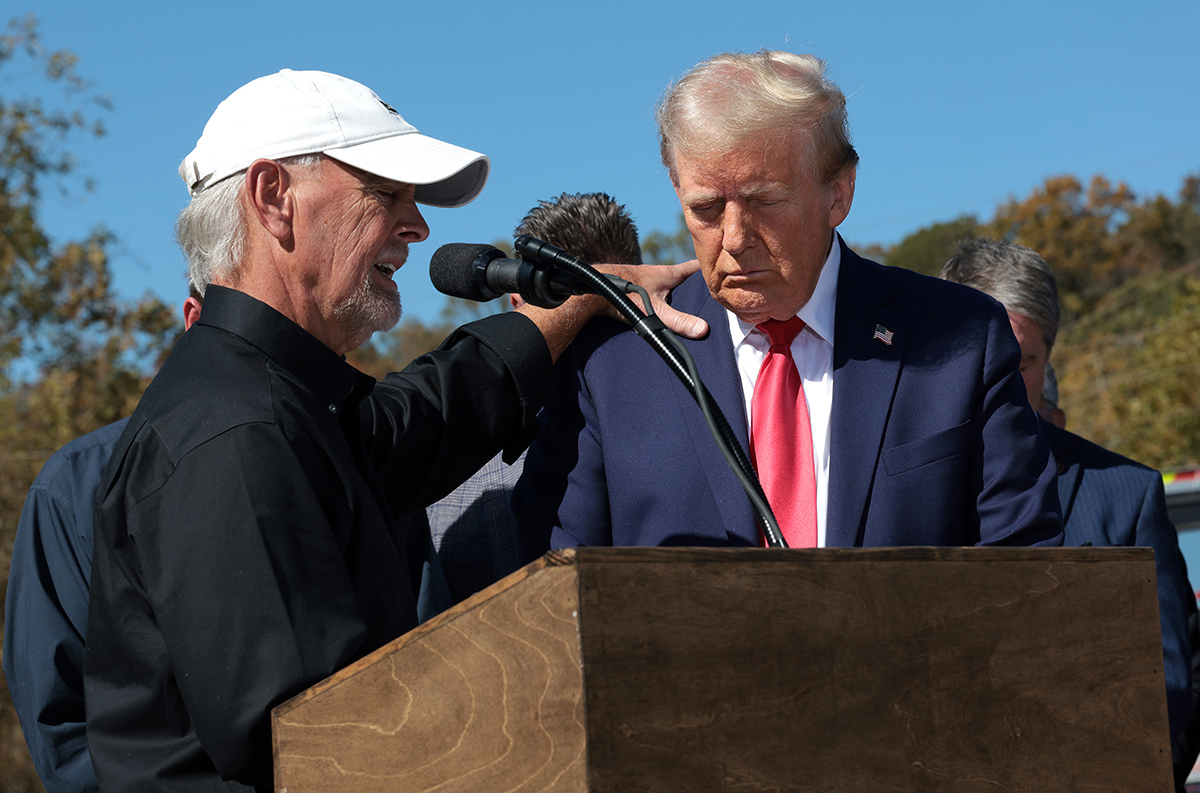 Un propriétaire d'entreprise chrétien prie pour Trump et considère l'ouragan comme un catalyseur de guérison communautaire