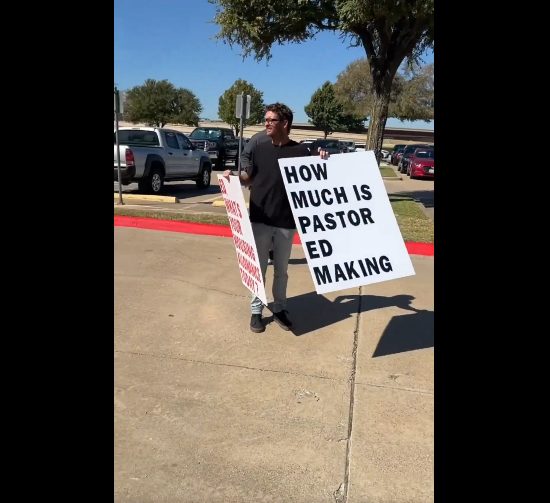 Un manifestant arrêté après avoir provoqué des « troubles » devant une méga-église du Texas