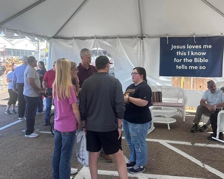 Les baptistes évangélisent à la foire de l'État du Mississippi, 373 visiteurs prennent des décisions pour le Christ