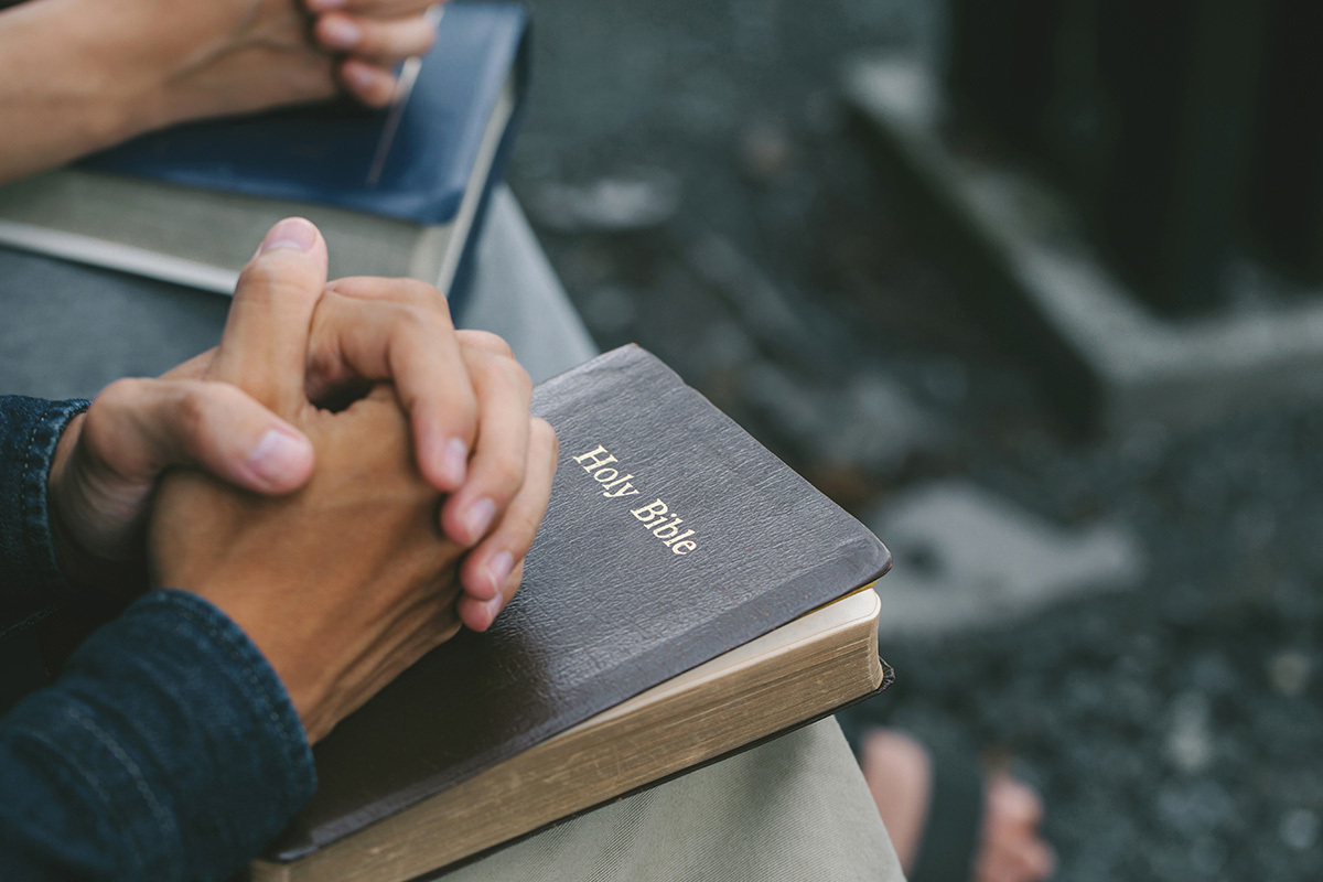 Est-il inhabituel que je porte une Bible alors que je ne suis pas pasteur ?