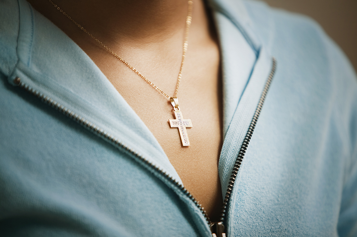 Un pasteur félicite les étudiants qui s'opposent à l'interdiction des colliers en forme de croix, symbole chrétien jugé « offensant »