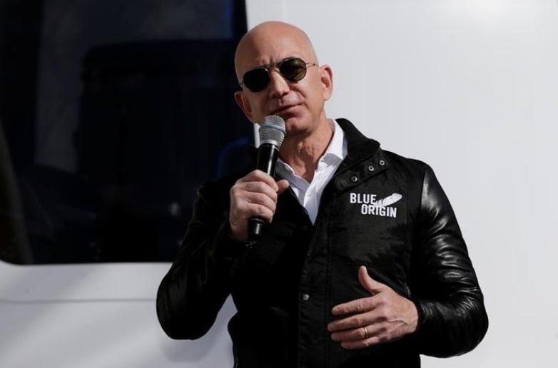 Le propriétaire du WaPo, Jeff Bezos, défend le manque « de principe » du soutien de Harris et met le feu aux préjugés des médias