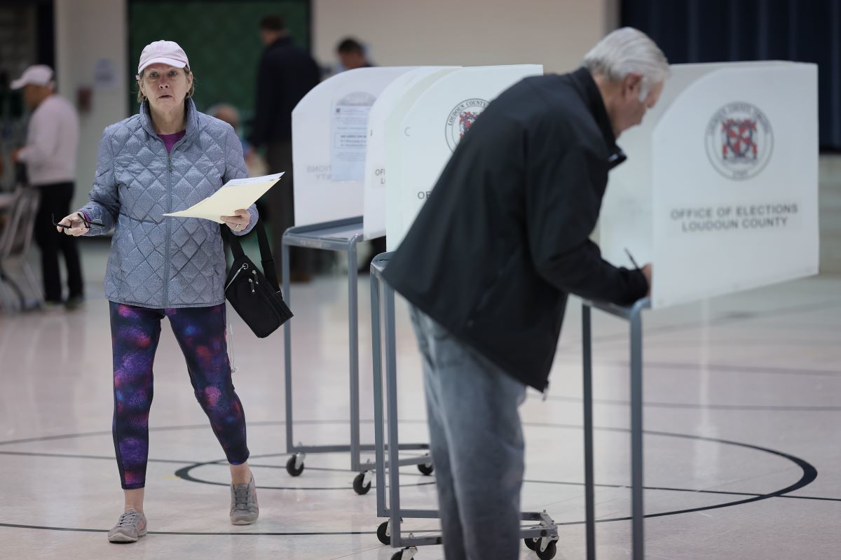 Après le vote controversé de 2020, le comté de Maricopa prévient que le décompte des bulletins de vote pourrait prendre près de deux semaines