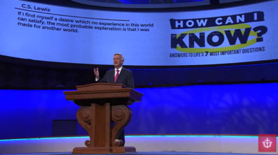 Le pasteur Robert Jeffress prêche à la First Baptist Church de Dallas, Texas, le 6 octobre 2024.