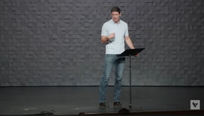 Matt Chandler dit que les chrétiens sont facilement « manipulés » et « contrôlés » par le Parti républicain pour les votes
