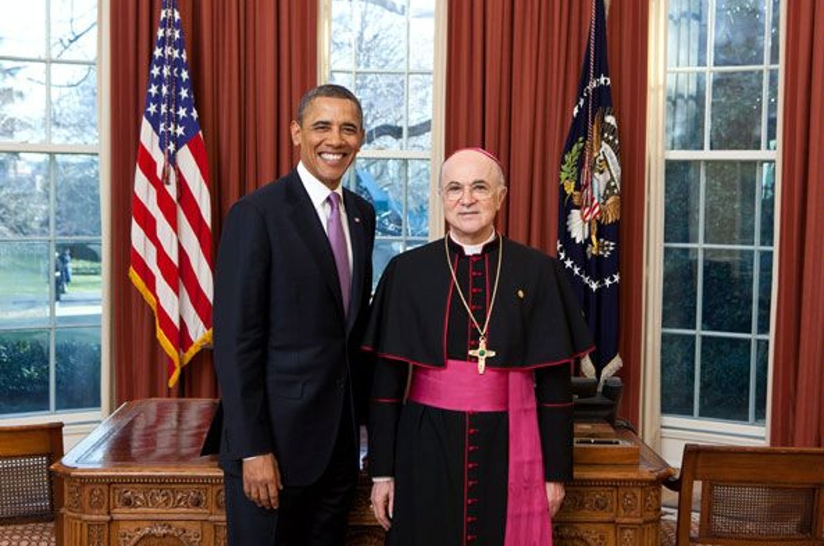 Monsieur. Un haut responsable du Vatican excommunié par le pape soutient Trump et affirme que Harris « obéit à Satan »